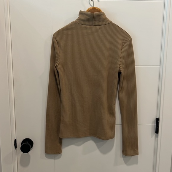 🇺🇸 Oak + Fort long sleeve peek-a-boo shoulder cut out top size medium - Picture 10 of 11